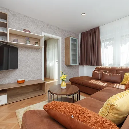 Karla Apartment Split